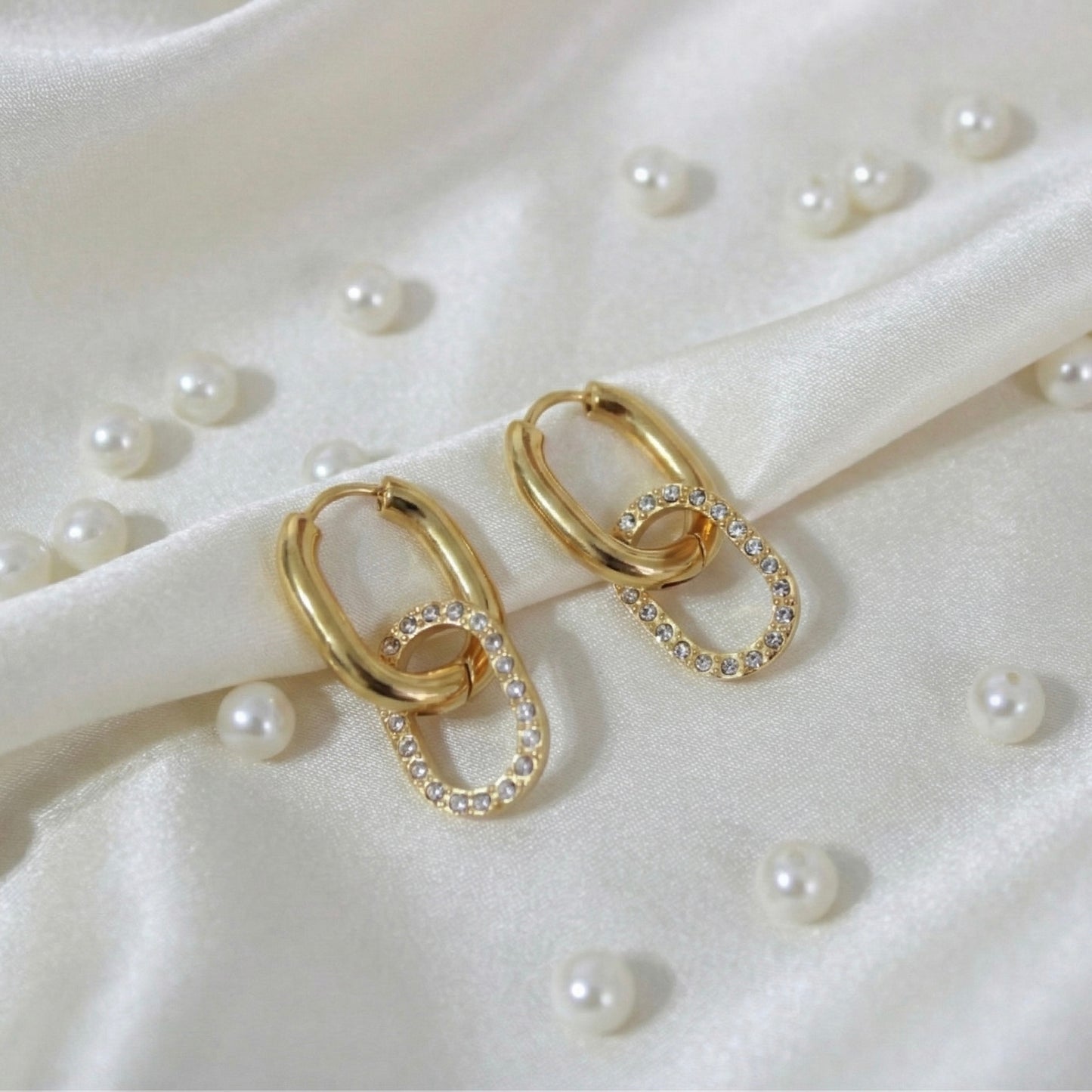Pavé Interlock Huggies