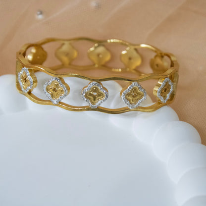 Luna Clover Bangle