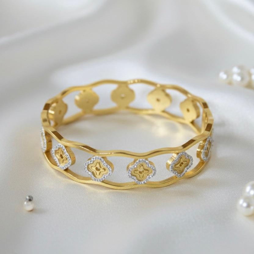 Luna Clover Bangle