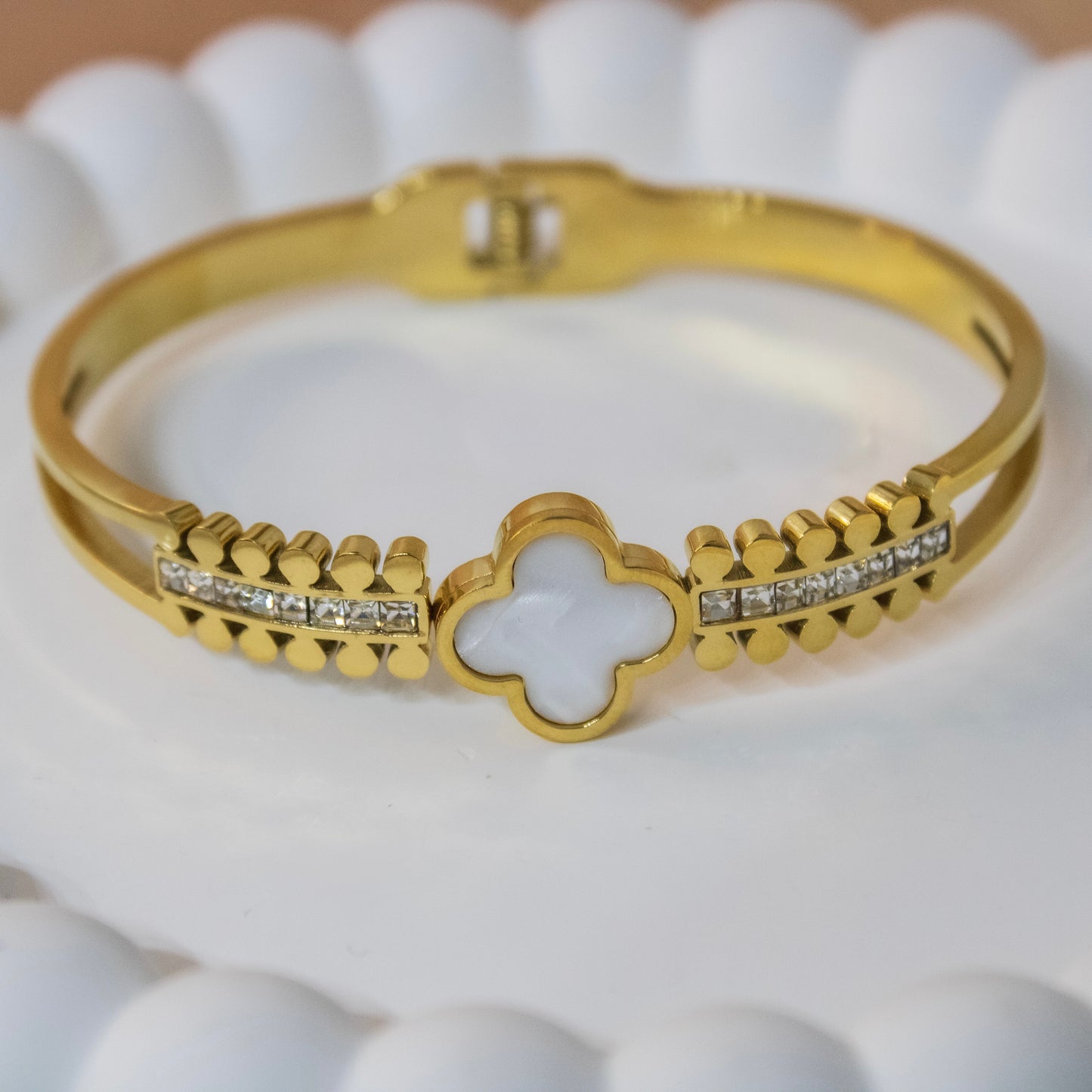 Aura Clover Bangle