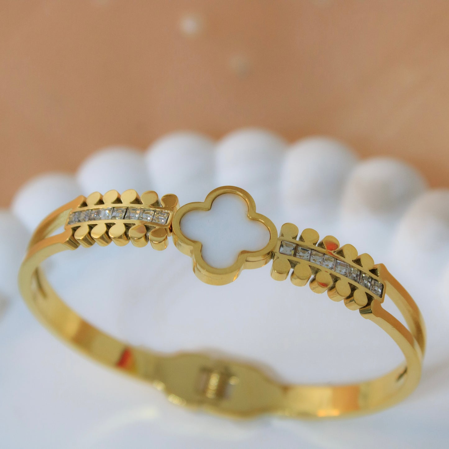 Aura Clover Bangle