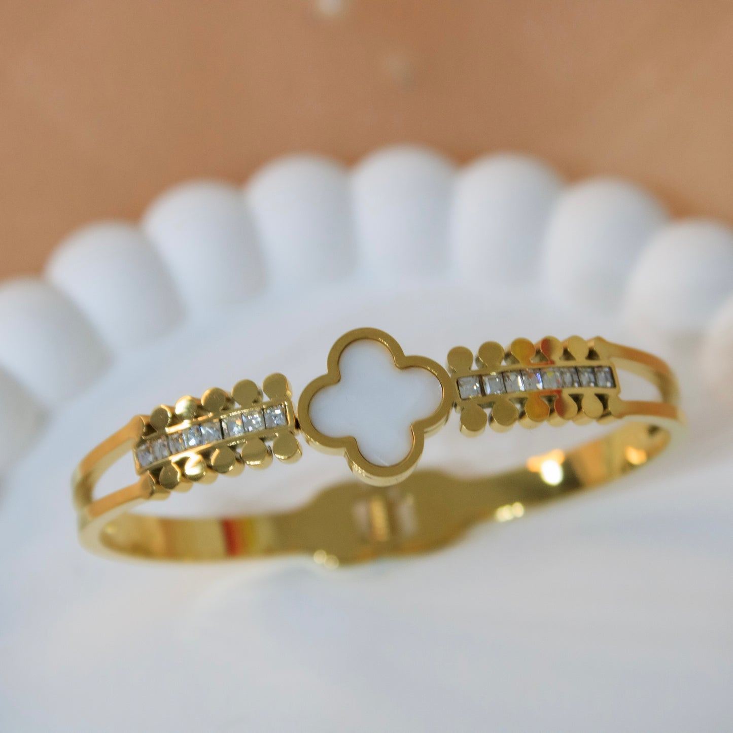 Aura Clover Bangle